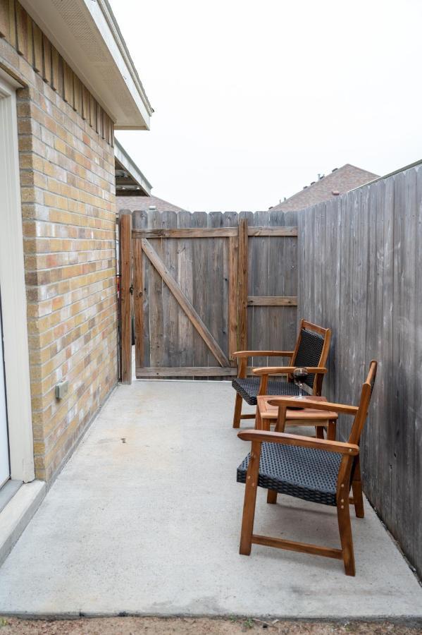 Fabulous King Size Bed In A Gated Neighborhood! Apartment Edinburg Exterior photo